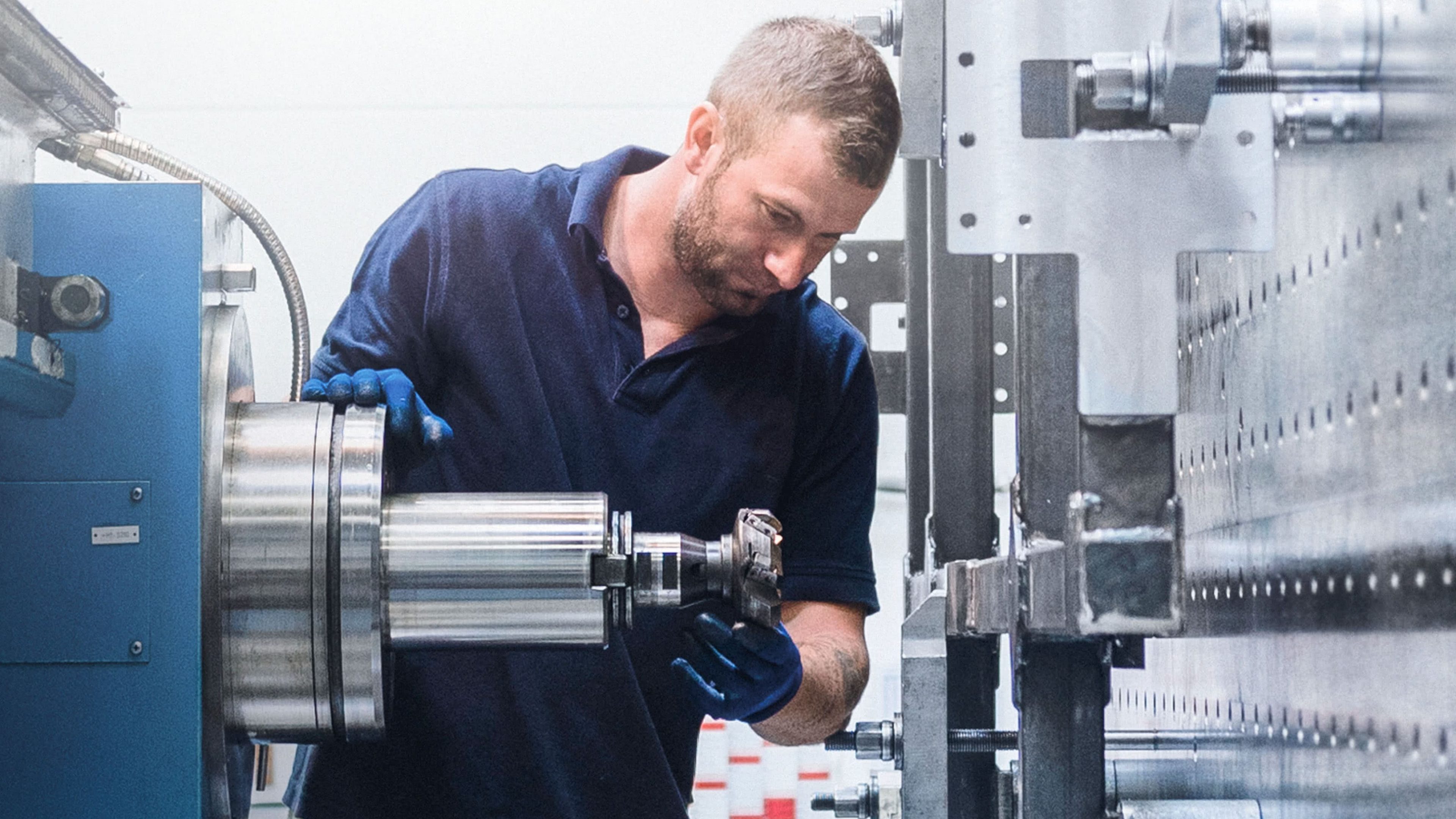 Metallbearbeiter an einer Industriemaschine