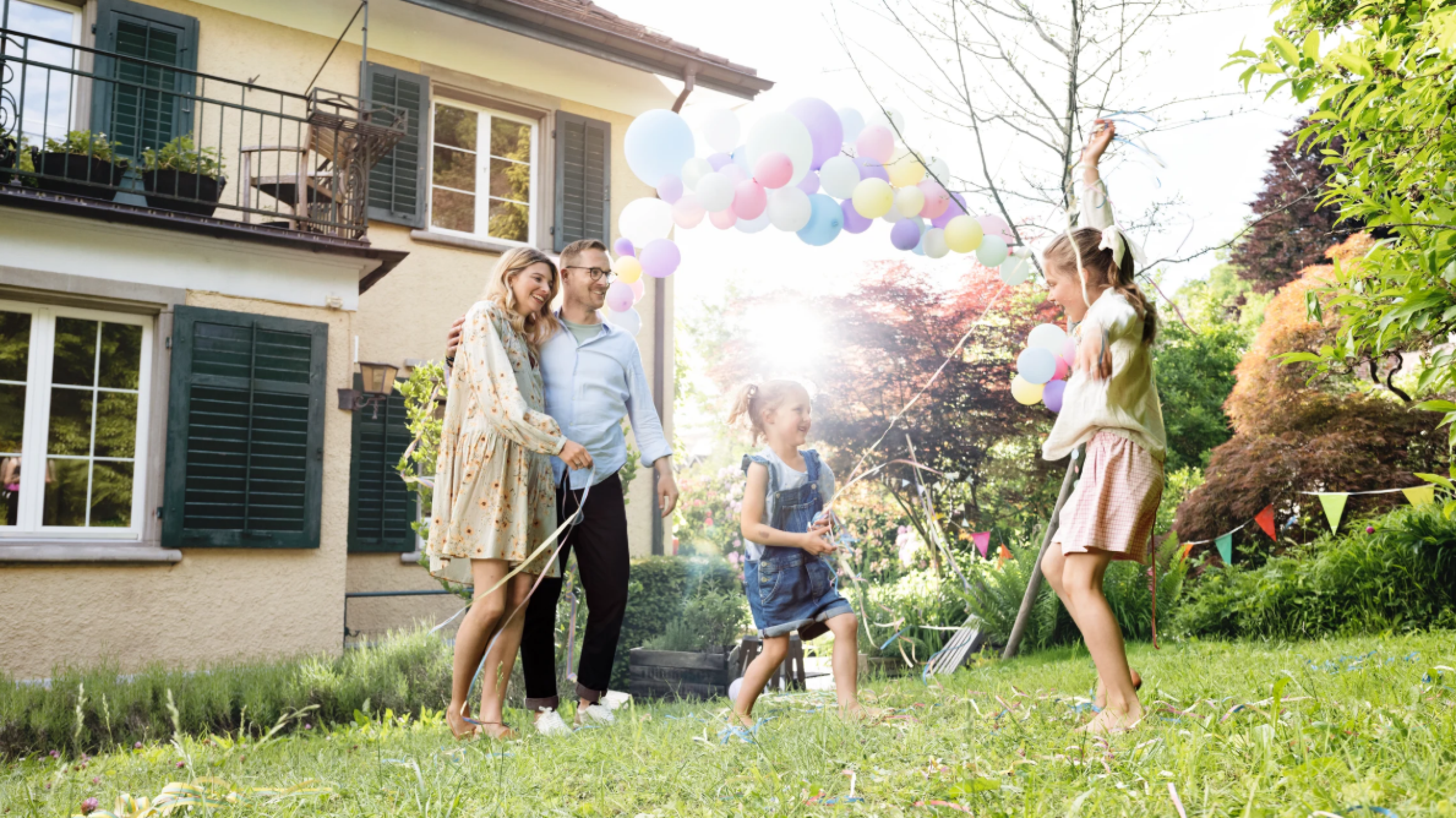 komposit-privat-familie-feiert-header