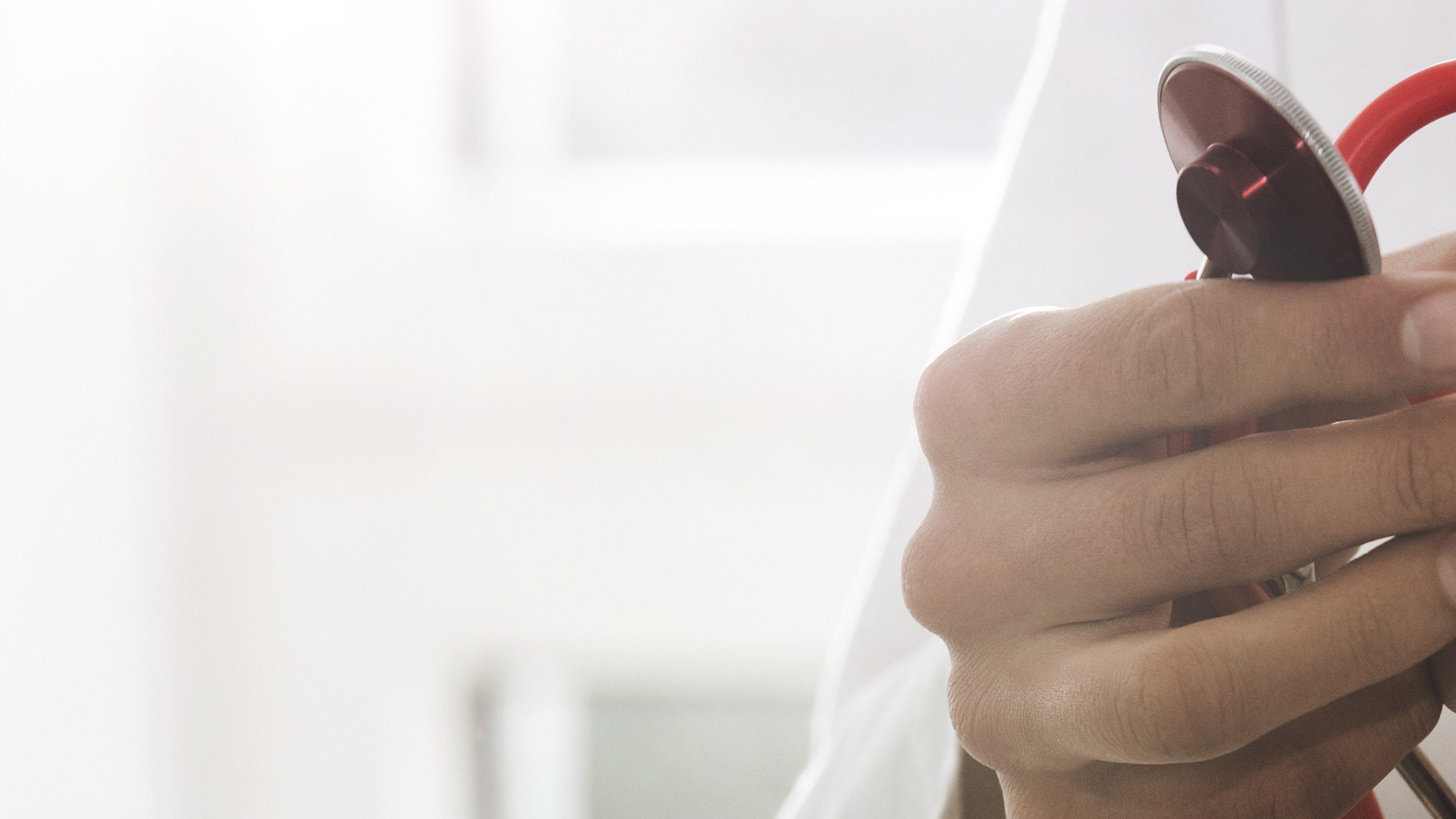 krankenzusatzversicherung-hand-mit-stetoskop-header.jpg