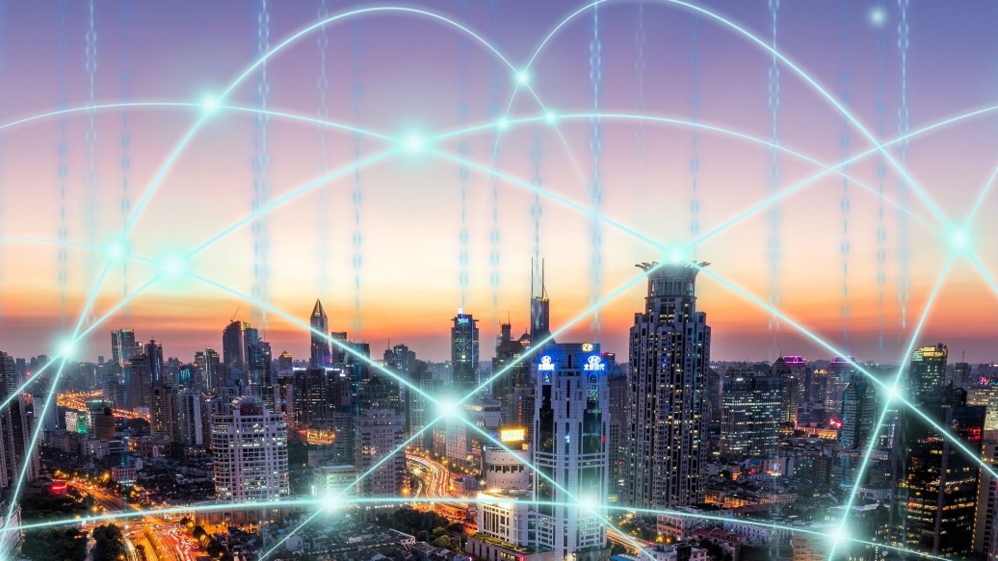 Vernetzte Stadt-Skyline bei Dämmerung mit digitalen Lichtlinien.